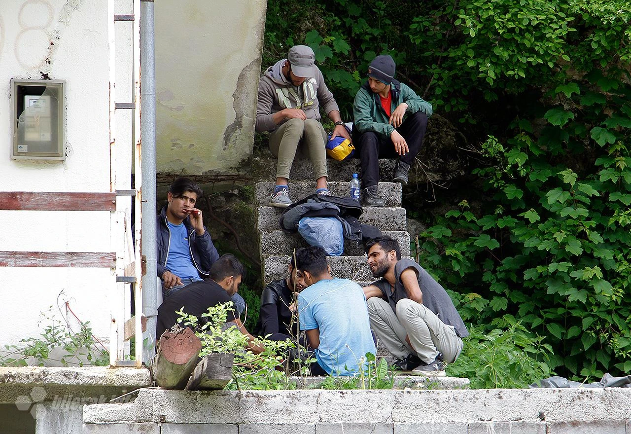 U potrazi za drogom i oružjem: Pretres na lokacijama gdje borave migranti