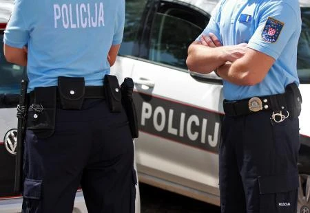 Propala pljačka: Pljačkaši pred policijom pobjegli u polje