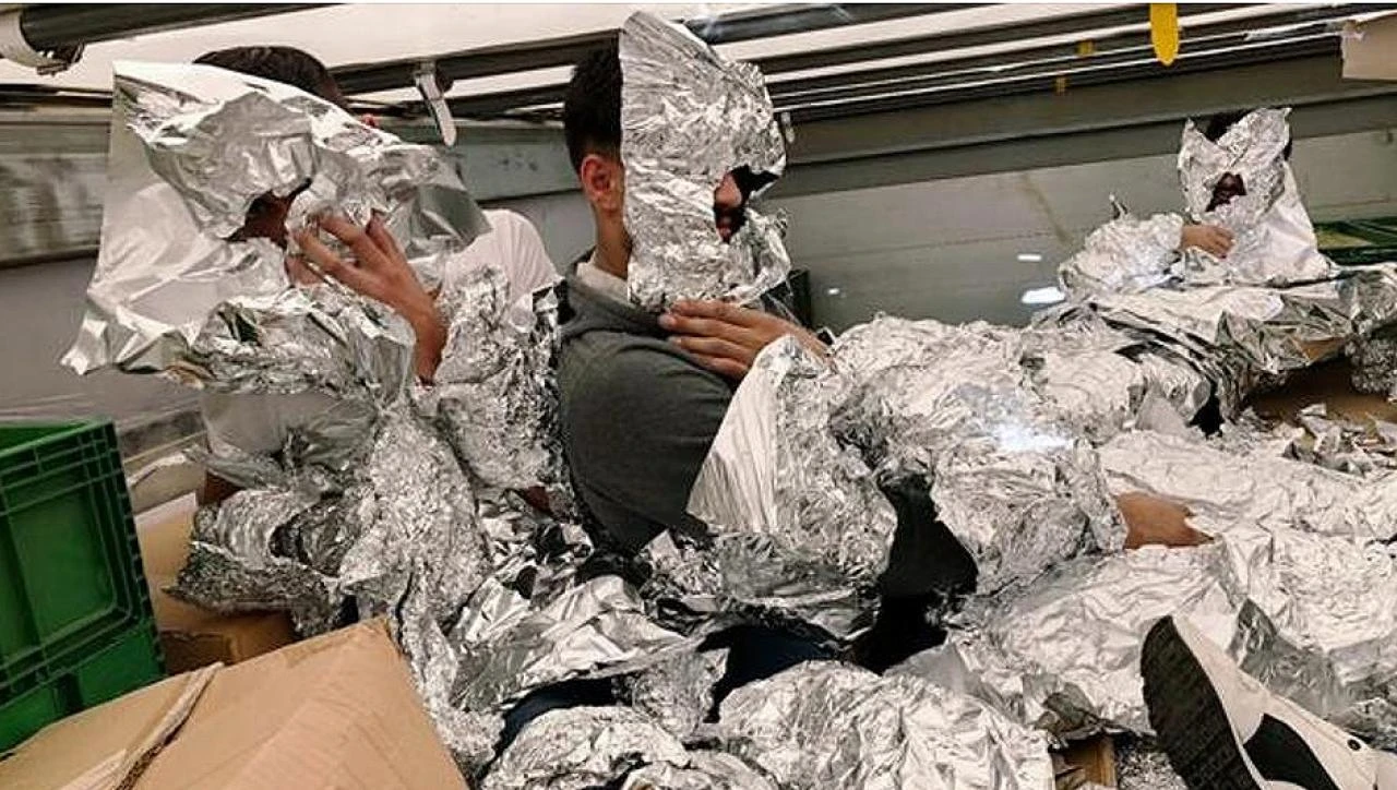 Migranti se omotavaju aluminijskom folijom da prođu rendgensku kontrolu
