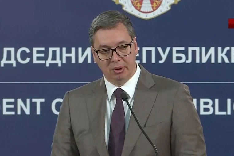 Vučić u zrakoplovu obnavlja gradivo za sastanak