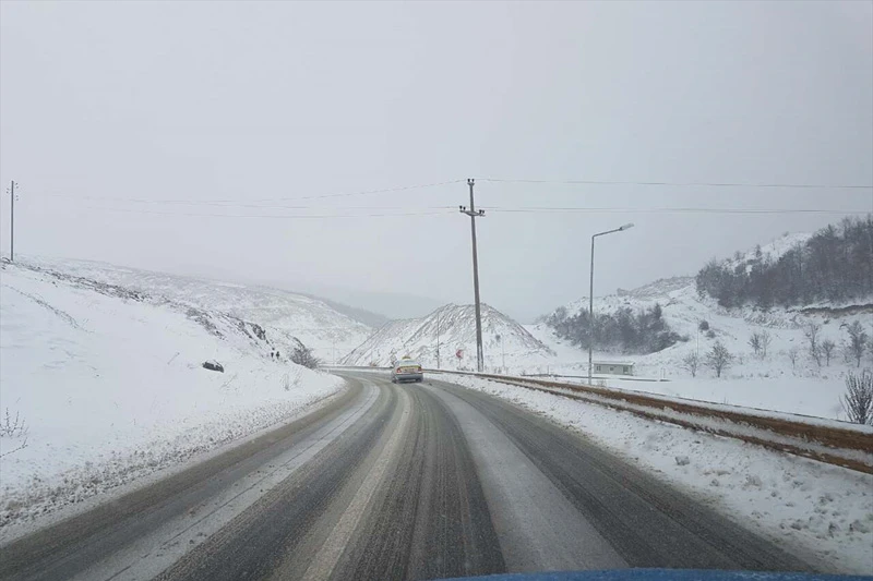 Vozači, polako zbog poledice i magle