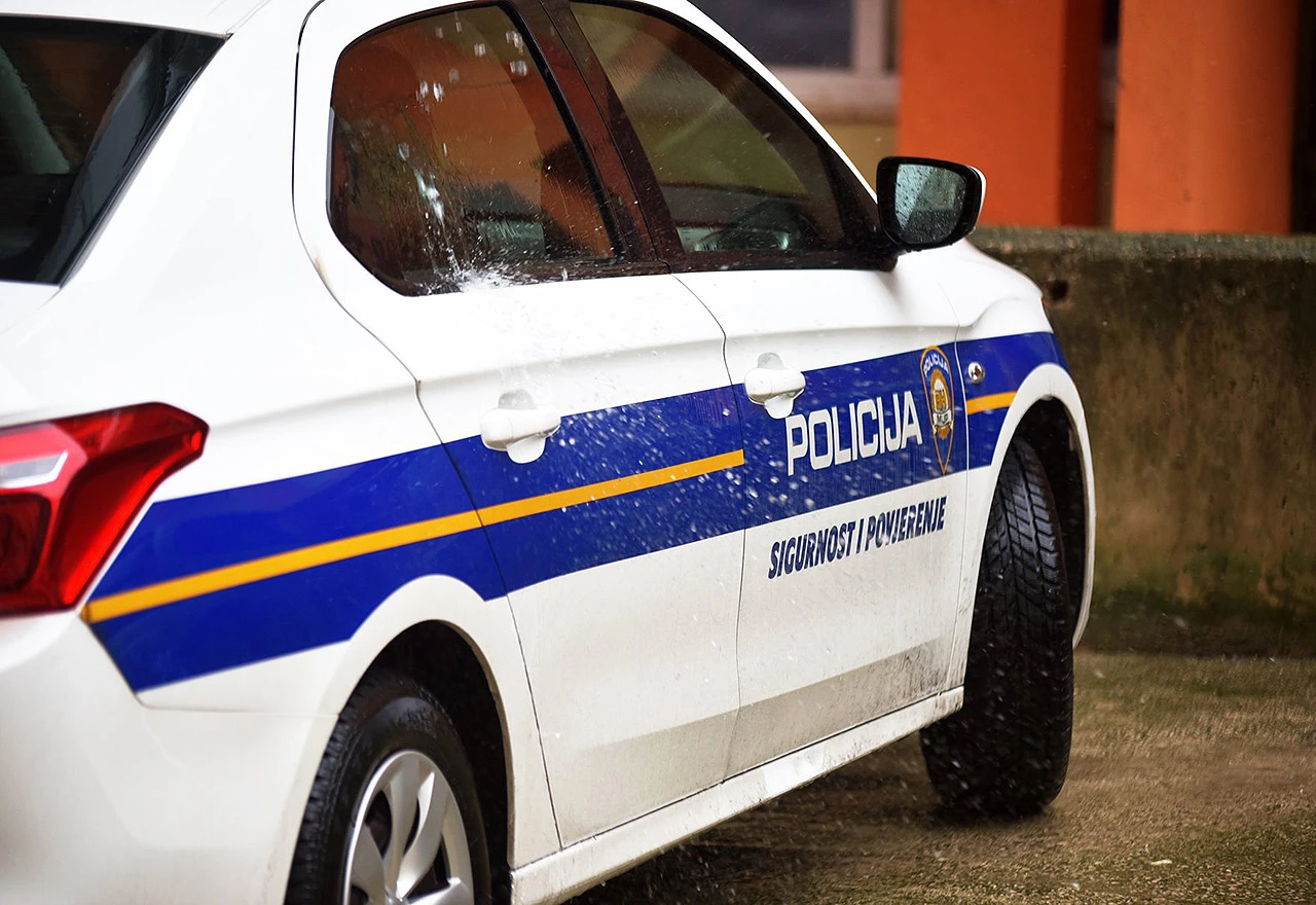 Vozač iz BiH u kombi ugurao 37 migranata