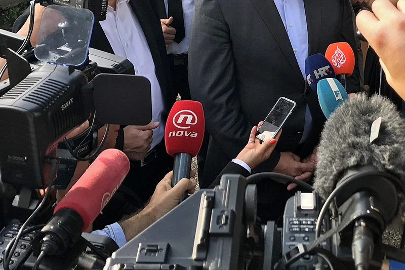 Prosvjedno okupljanje novinara u Sarajevu: Šikaniraju nas, prijete, pljuju i tuku