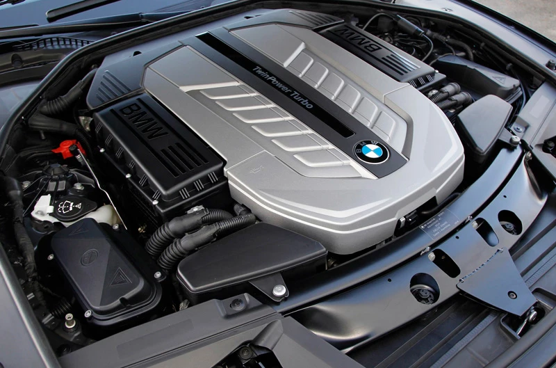 Samo osam proizvođača automobila nude benzinski motor V12