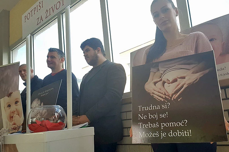 Ispred mostarske bolnice počela 40-dnevna molitva za zaštitu života