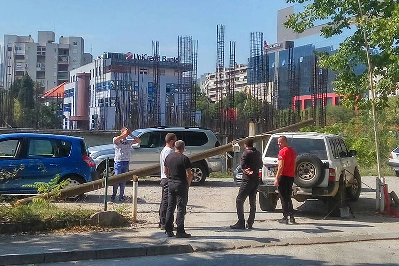 Mostar: Pala bandera na automobil