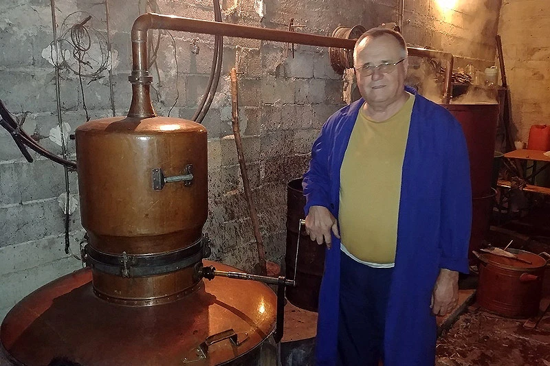 Mostarac u Rami pripremio stotine litara rakije ''grožđe''