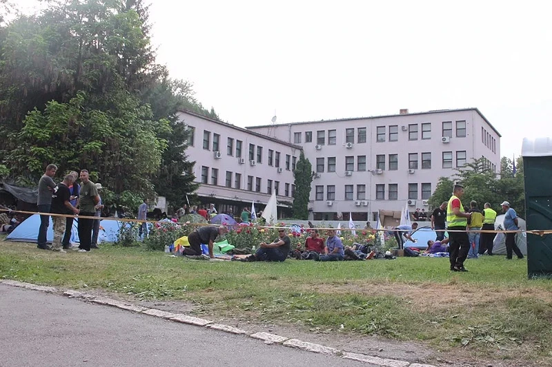 Ratni vojni invalidi započeli štrajk ispred Parlamenta FBiH