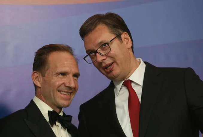Vučić uručio srbijansku putovnicu britanskom glumcu Ralphu Fiennesu