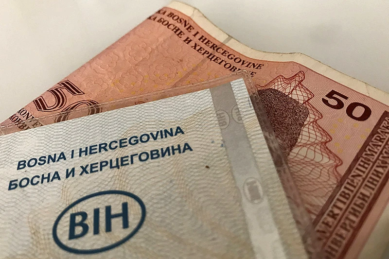 Nudio policajcima 50 KM da ne plati kaznu od 100 KM i ne ostane bez vozačke