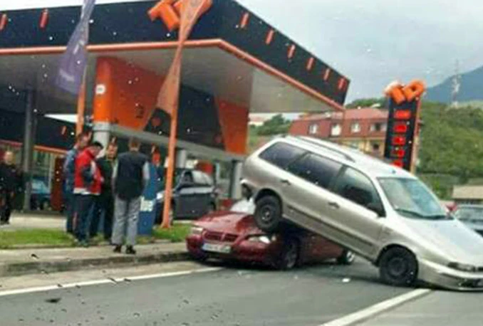 Nakon sudara automobili završili jedan na drugom