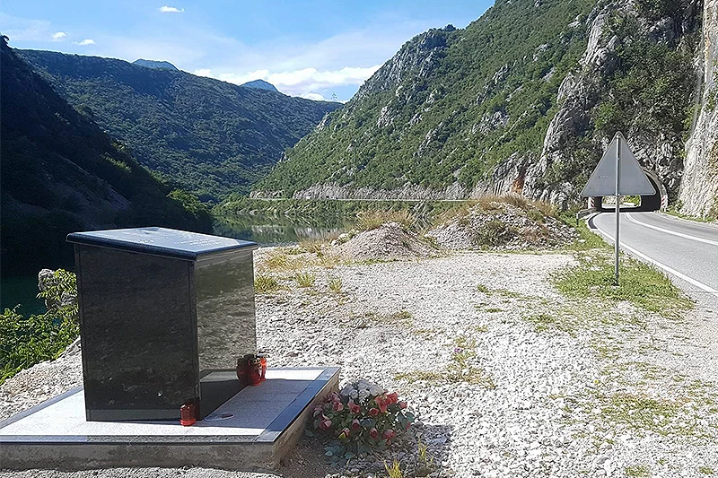 Podignut spomenik tragično stradalim mostarskim studentima