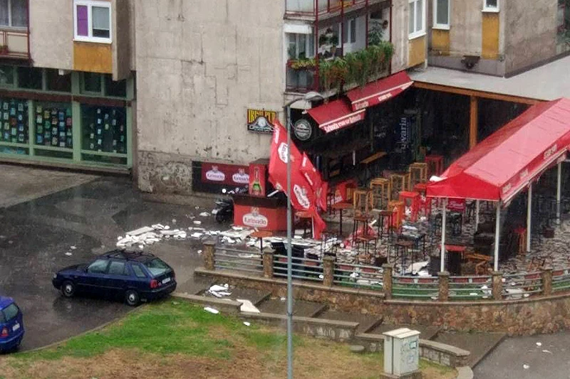 Jako nevrijeme zahvatilo Zenicu: Vjetar obarao stabla, fasade ...