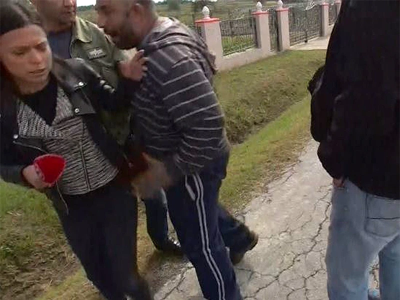 Napad na reportere Provjerenog: Udarali ih metlom, gurali i otimali opremu 