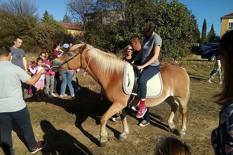 Ljubuški: Održano terapijsko jahanje za djecu s teškoćama u razvoju