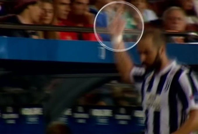 Higuain navijačima Barcelone pokazao ''srednjaka'' na odlasku