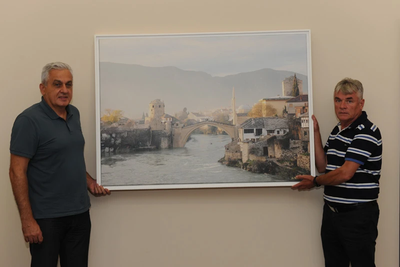 Liječnik Bešliću uručio fotografiju Starog mosta