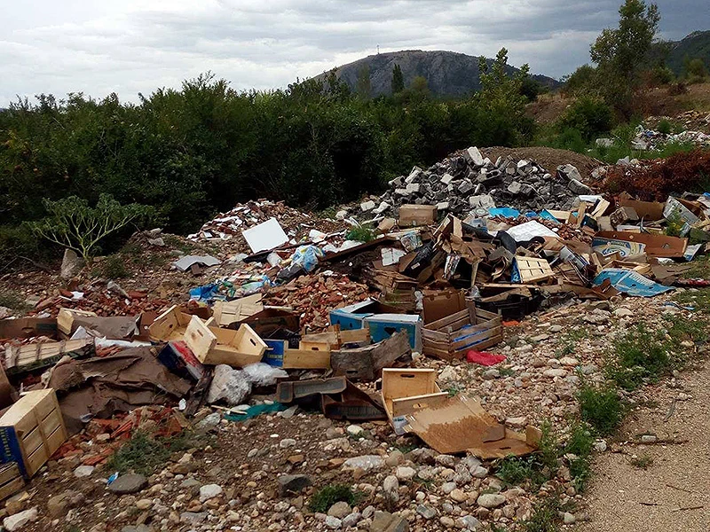 Vihovići zatrpani smećem, ne može se prići kućama