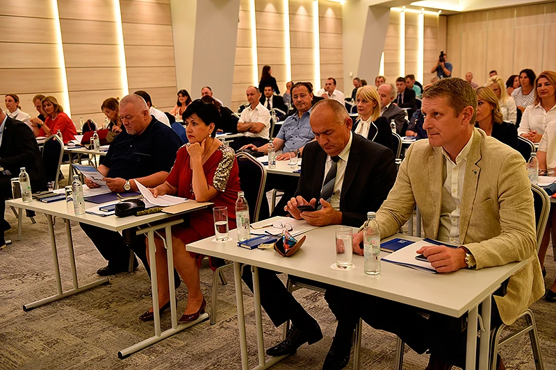 Održana konferencija: U BiH se ukidaju kolektivni centri?