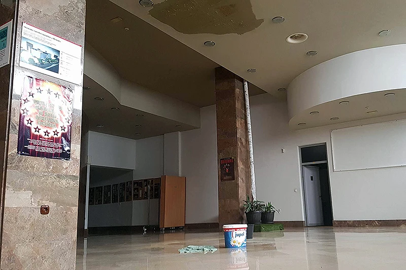 Voda prodrla u mostarsko Kazalište