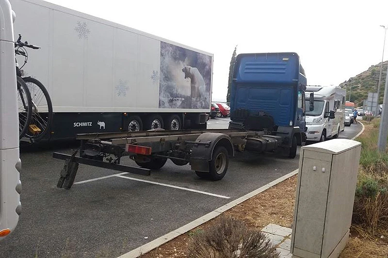 VIDEO | Dubrovnik: Vjetar hercegovačkom vozaču prevrnuo prikolicu kao igračku!