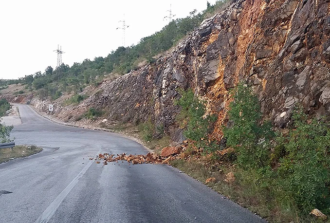 Posljedice nevremena u Mostaru: Prekid prometa i odroni na cesti