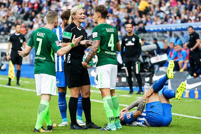 Prva sutkinja u Bundesligi: Bibiana djelila pravdu u remiju Herte i Werdera