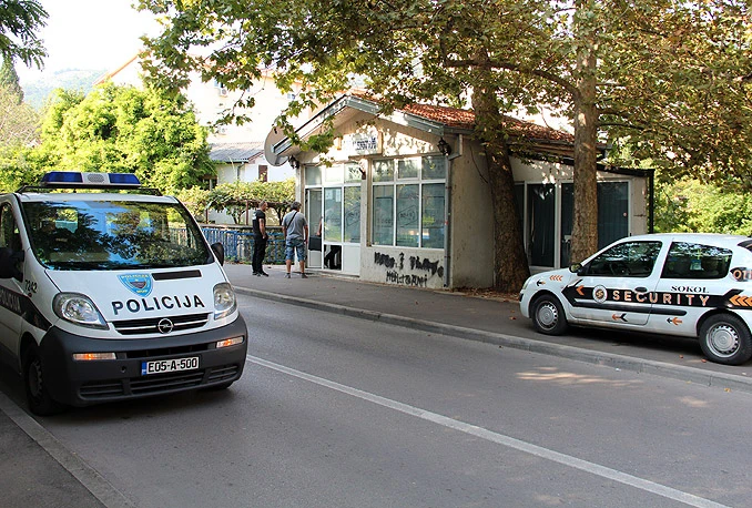 Mostar: Uz prijetnju nožem opljačkali kladionicu