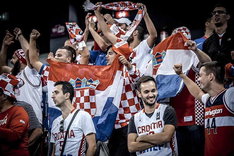 Navijačima oduzimali hrvatske zastave s natpisom bh. gradova