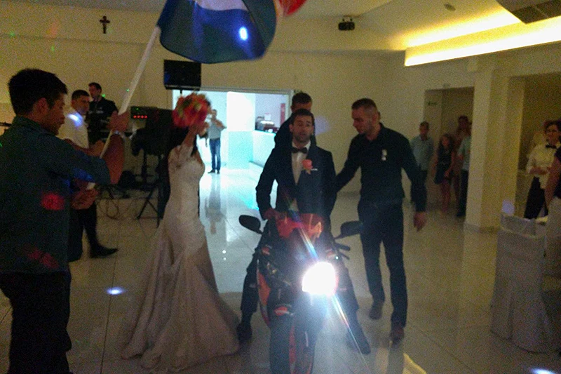 VIDEO | Livno: Mladenci u salu ušli na motoru uz Despacito