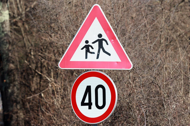 Podsjetnik za vozače: Brzina kretanja vozila u blizini škola do 40 km/h