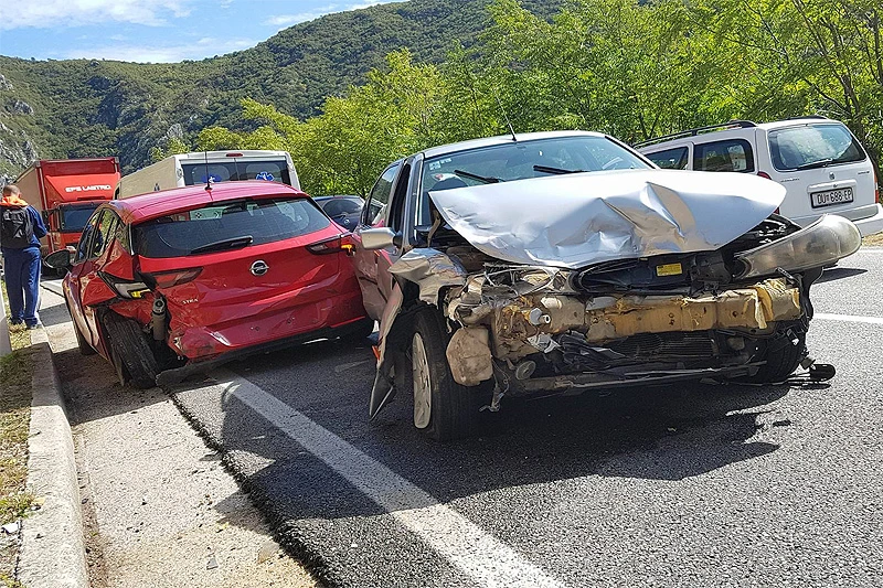 VIDEO | Mostar: U 100 metara dvije prometne nesreće