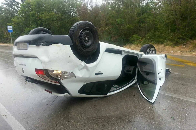 Široki Brijeg: Renault Megane završio na krovu