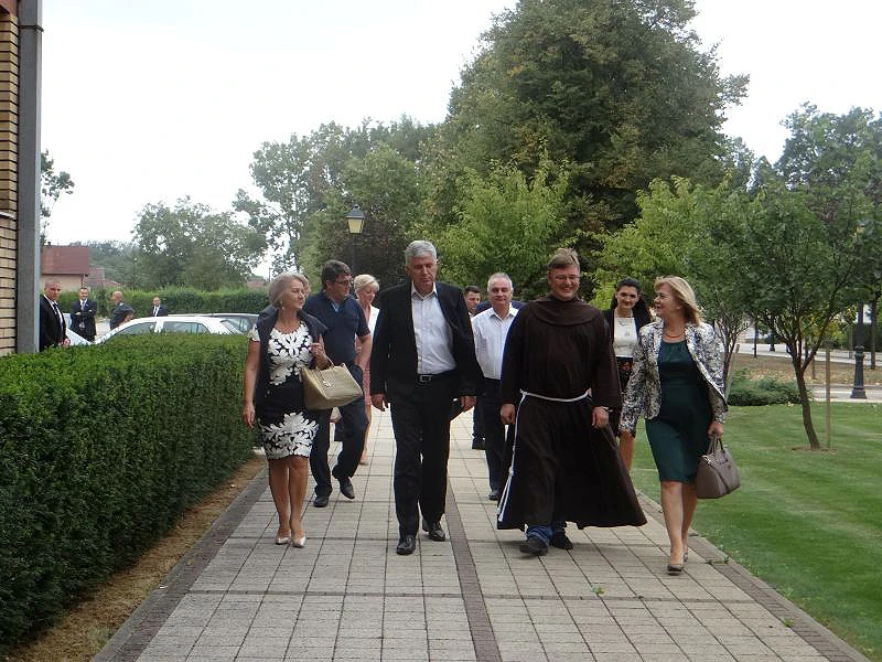 Čović posjetio Franjevački samostan i župu Tolisa i obećao pomoć