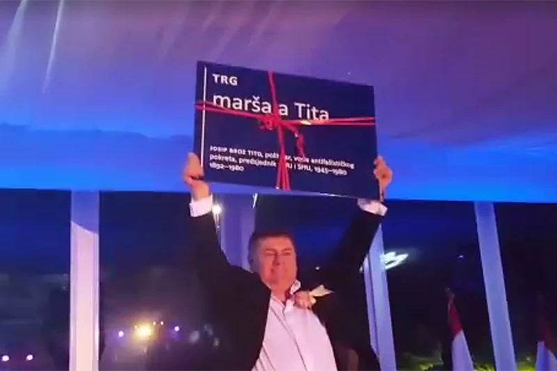 VIDEO | 'Crko maršal, a ja se ženim': Hasanbegović Bujanecu kao poklon uručio ploču Titovog trga