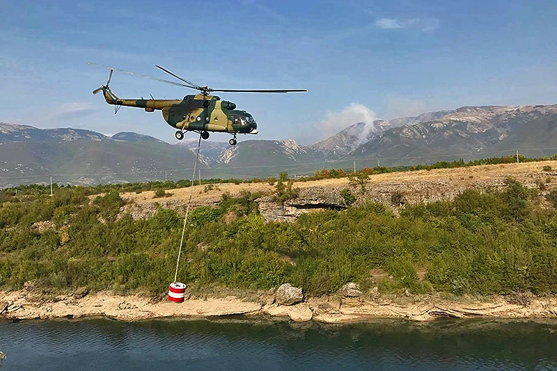 Helikopter gasi Ruište, gori na pet lokacija
