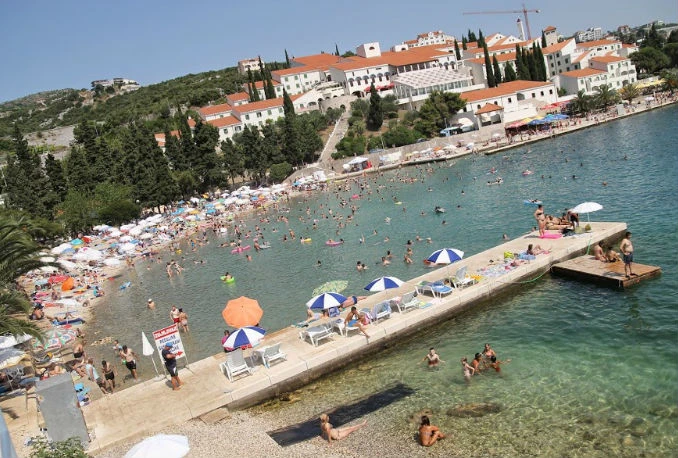 Neum cijele sezone popunjen do posljednjeg mjesta: Dnevno više od 30.000 turista