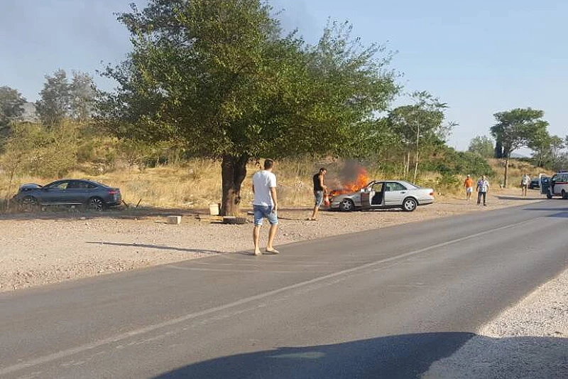 Mostar: Mercedes nakon sudara završio u plamenu