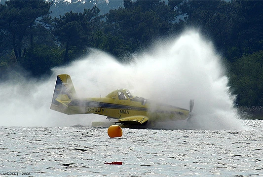 Dva kanadera i Airtractor gase požar kod Knina