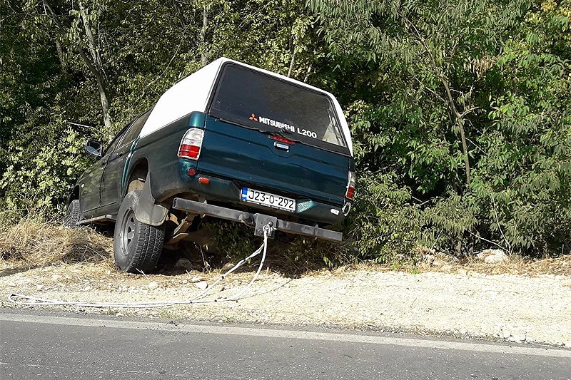 Terenac sletio kod Čitluka, Škoda se zabila u stablo kod Mostara