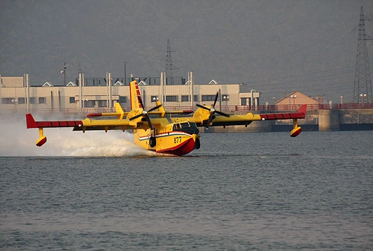 Širi se požar na Biokovu - pomažu i air tractori