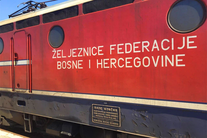 Huligani napali i teško ozlijedili radnika Željeznica FBiH