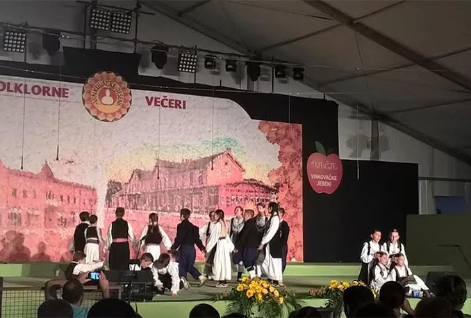 Na Smotri izvornog hrvatskog folklora u Vinkovcima i folkloraši iz BiH