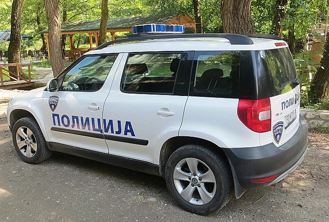 Žene fizički napale policajce ispred bh. veleposlanstva: Otkinule im djelove uniforme