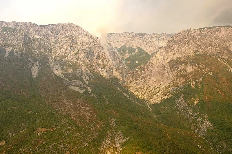 Vatra se spusta prema Drežanjskoj kotlini i približava kućama