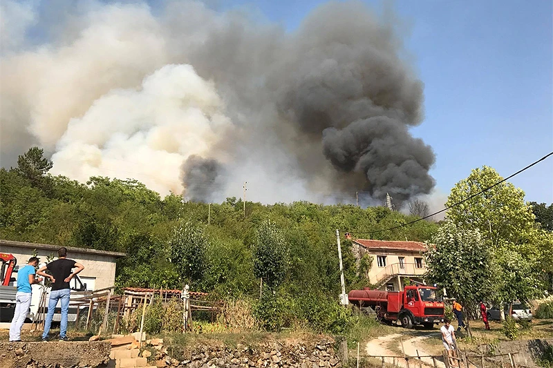 VIDEO | Požar prijeti kućama u Širokom Brijegu