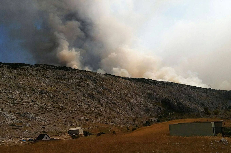 Požar na Čvrsnici prijeti vikendicama: Od Hrvatske zatražen kanader, od OS BiH helikopter i vojska