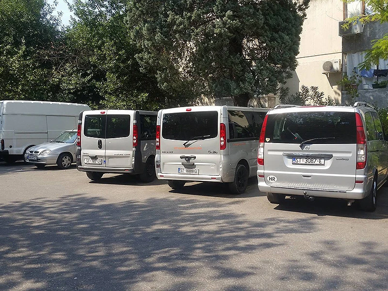 Mostar: Turistički kombiji 'otimaju' parking građana