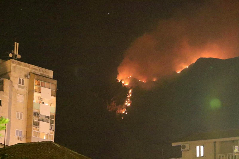 Požar prijeti Makarskoj