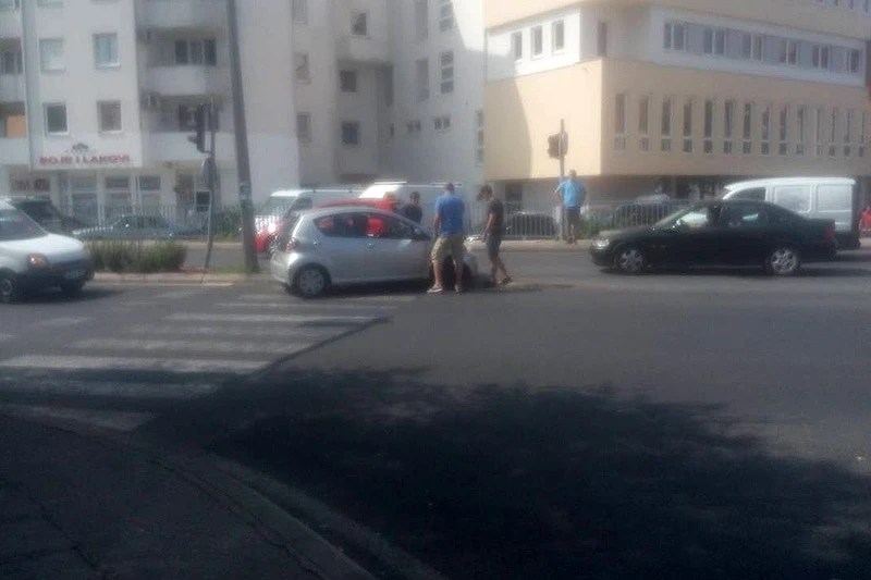 Mostar: Ponovno 'nasukan' automobil na Bulevaru